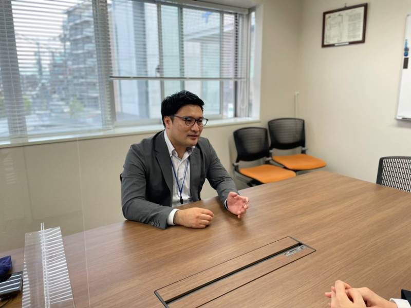 キーボードを触っている女性